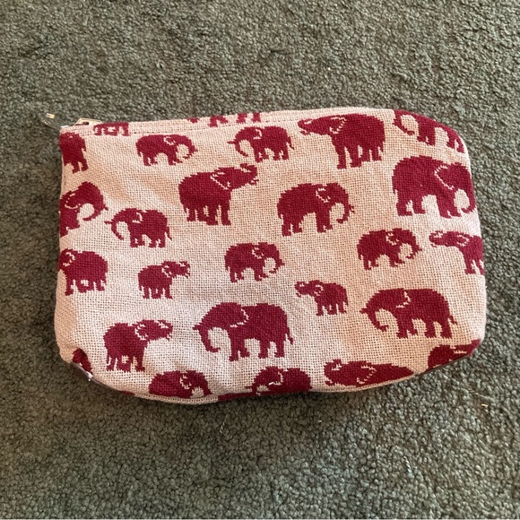 Thirty-one reversible pouch elephants - Picture 4 of 4